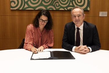 L Trenaux and JC Leloux signing